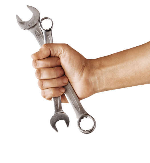 Eine Hand hält zwei silberne Schraubenschlüssel fest umklammert, die vor einem weißen Hintergrund Werkzeuge für mechanische Reparaturen präsentieren.