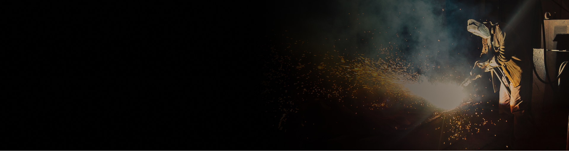 Ein Arbeiter mit Handschuhen trägt ein Multimeter und einen Schutzhelm, an seiner Taille ist ein Werkzeuggürtel mit Instrumenten befestigt.